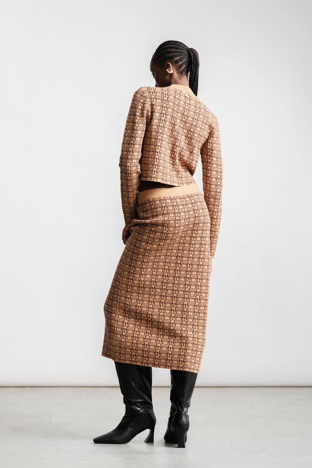 Sonwa Cropped Monogram Knitwear _ 163021 _ Brown
